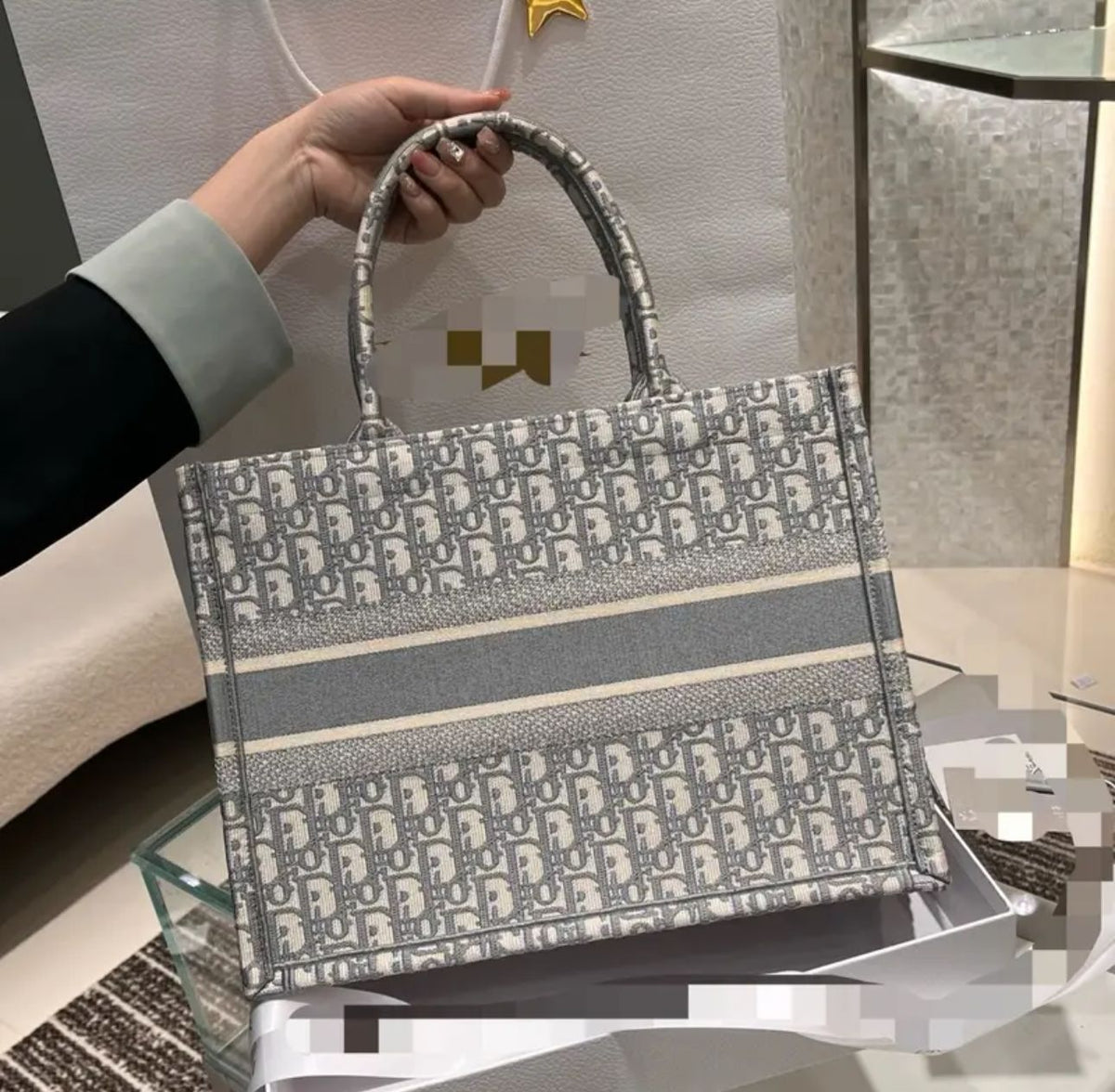 Gray letter medium size comes with scarf