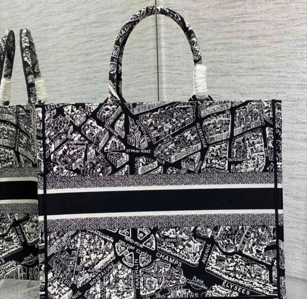 Black Paris large size comes with scarf