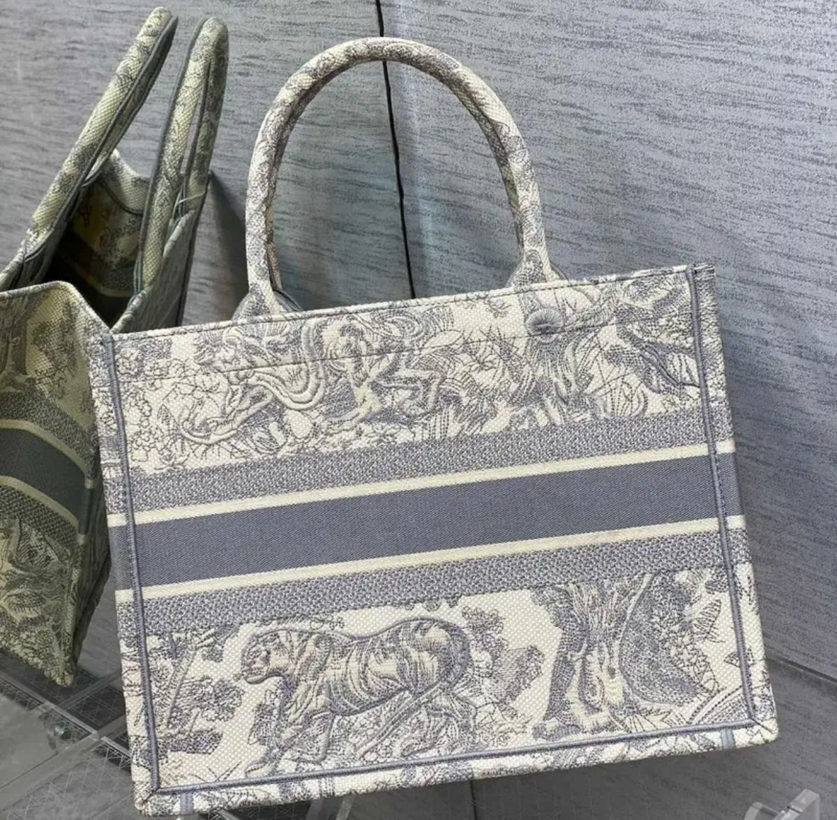 Gray tiger medium size comes with scarf