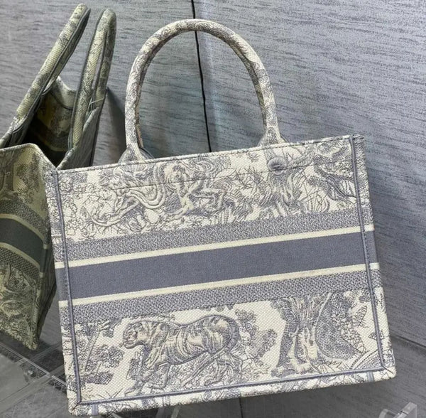 Gray tiger medium size comes with scarf