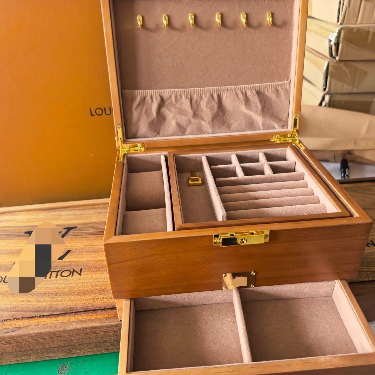 louisvuitton 3-layer wooden jewelry trunk box.