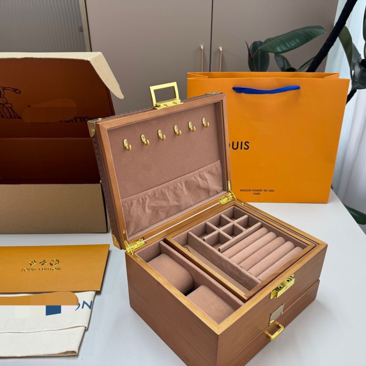 louisvuitton 3-layer wooden jewelry trunk box.