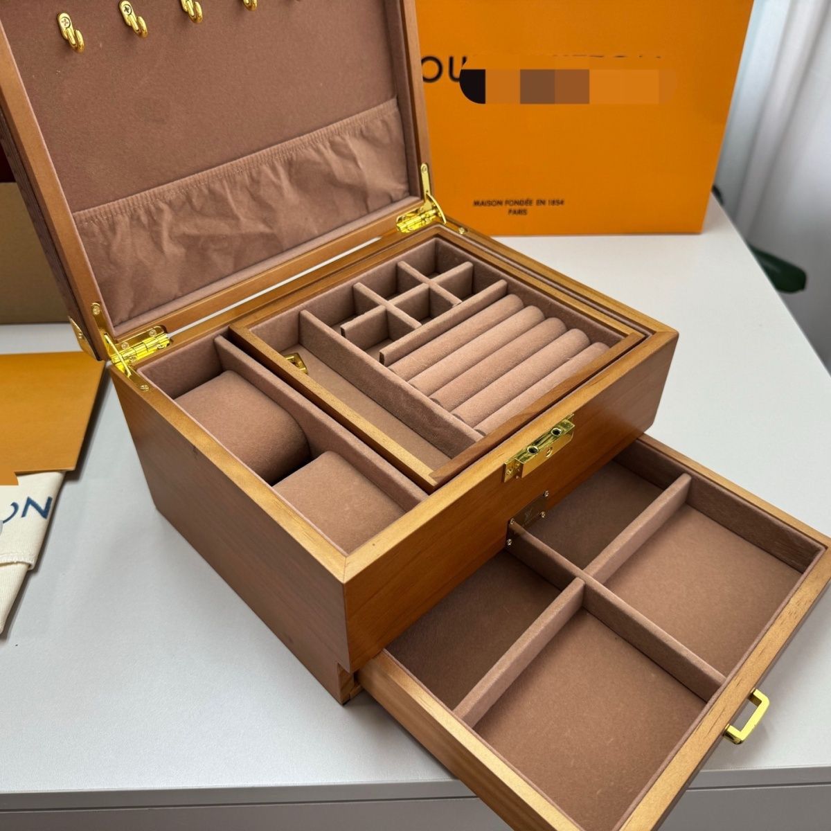 louisvuitton 3-layer wooden jewelry trunk box.
